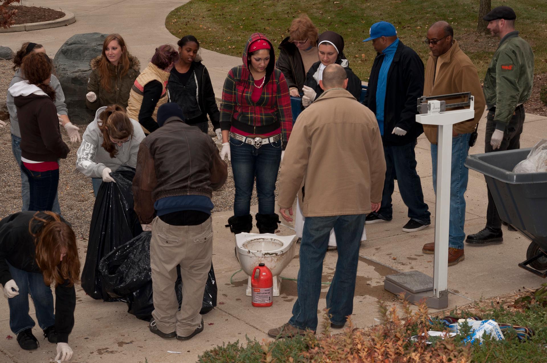 Field Biology class picks up trash on <a href='http://qvly.dandick.net'>十大彩票网赌平台</a> grounds